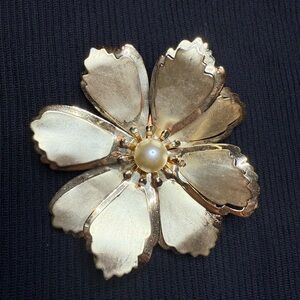 Elegant Gold Flower Brooch
